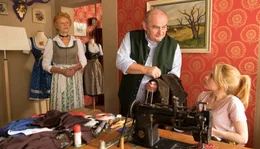Von links: In der noblen Trachtenboutique von Nora (Irm Herrmann) und Gustl (Sigi Zimmerschied) f&uuml;hlt sich Jackie (Paula Kalenberg) alles andere als wohl.