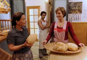 Juan (Gunther Gillian) ist froh, dass Billie (Muriel Baumeister) sich mit seiner Mutter Pilar (Cornelia Schmaus, li.) versteht.