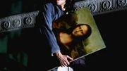 Eine Person h&auml;lt das ber&uuml;hmte Gem&auml;lde von Leonardo da Vinci, die Mona Lisa, in den H&auml;nden.