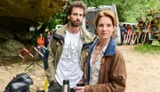 Die Arch&auml;ologin Prof. Thiele-Voss (Andrea Clausen) und ihr Assistent (Marcel Mohab) haben einen toten Kanufahrer geborgen.