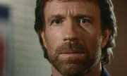 Scott McCoy (Chuck Norris) ist zutiefst schockiert, als er erf&auml;hrt, dass die Frau seines Freundes Bobby von Cota ermordet wurde.