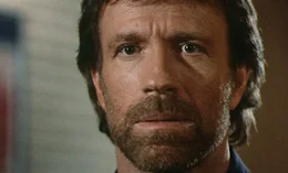 Scott McCoy (Chuck Norris) ist zutiefst schockiert, als er erf&auml;hrt, dass die Frau seines Freundes Bobby von Cota ermordet wurde.