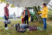 Pathologin Mai (Sina Wilke, r.) erl&auml;utert den Kommissaren Stadler (Dieter Fischer, M.) und Winter (Vanessa Eckart, l.), dass das Opfer aus der Ferne erschossen wurde.