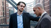 Stefan (Patrick Abozen) ist wenig begeistert, dass sein Gesch&auml;ftspartner Alex (Sebastian Fr&auml;sdorf, li.) ausgerechnet jetzt in sein Heimatdorf f&auml;hrt.