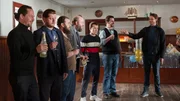 Alex (Sebastian Fr&auml;sdorf, re.) pr&auml;sentiert seine Jungs beim Dating (v. l. n. r.): Rolf (Anton Weber), Ole (David Simon), ein Fischer (Jens Hartwig), Fitje (Stefan Lampadius), L&uuml;thi (Juri Raphael Senft) und ein weiterer Fischer (Tom Wald)