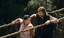 Scott McCoy (Chuck Norris,r.) wird im Dschungel abgesetzt und schl&auml;gt sich mit Hilfe der Einheimischen Quiquina (Begonya Plaza) zum Anwesen Cotas durch. . Delta Force 2 - The Colombian Connection