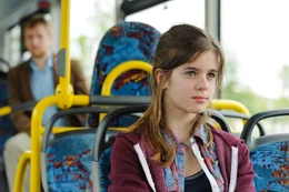 Ahnt nicht, dass sie im Visier eines Psychopathen (Knud Riepen, l.) ist: die 12-j&auml;hrige Jessy (Jamie Bick, l.) ...