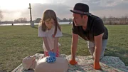 Lina ist Erst-Helferin bei der Wasserwacht. Sie zeigt KiKA-Moderator Ben wie Erste-Hilfe geleistet wird.