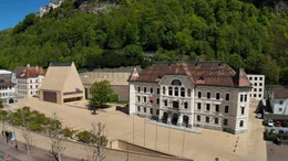 In Vaduz, der Hauptstadt des F&uuml;rstentums, wohnen nicht einmal 6000 Einwohnerinnen und Einwohner. Es ist die einzige Hauptstadt in den Alpen.