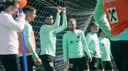 Assistent Lars Kornetka (li.), der in Abwesenheit von Teamchef Ralf Rangnick die ersten Trainingseinheiten leitet, mit Marco Friedl, Florian Grillitsch, Konrad Laimer und Philipp Lienhart.
