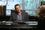 Dr. Brandon Faulk (Timothy Sanders Guinee) versucht als Therapeut, Brennans (Emily Deschanel, R&uuml;ckansicht) Albtr&auml;umen auf den Grund zu gehen.
