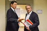 Ernst Rauter (Hubert Kramar, links) soll Moritz (Harald Krassnitzer) den Fall abnehmen und an die Abteilung Verfassungsschutz weitergeben. Ernst Rauter (Hubert Kramar, links) soll Moritz (Harald Krassnitzer) den Fall abnehmen und an die Abteilung Verfassungsschutz weitergeben.