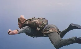 Scott McCoy (Chuck Norris) kann mit einer spektakul&auml;ren Aktion den Drogenboss Cota noch in den USA festnehmen.