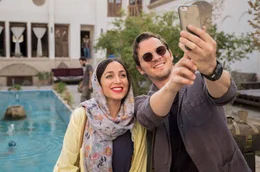 Shirin (Mona Pirzad) und Robert (Felix Klare) machen unterwegs Sightseeing.