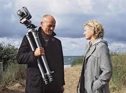 Karoline (Sonsee Neu) ist auf Anhieb fasziniert von dem geheimnisvollen Fotografen Jacob Thiele alias Tom Reuter (Heiner Lauterbach).