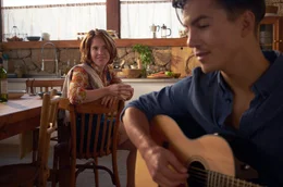 Ein "Song f&uuml;r Mia": Sebastian (Tim Oliver Schultz) singt f&uuml;r Mia (Paula Kalenberg) ein Lied, das sein Leben ver&auml;ndert.