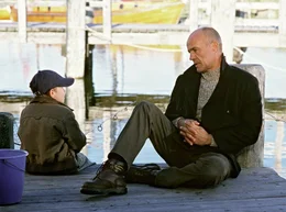 Ohne seine wahre Identit&auml;t preiszugeben sucht Jacob alias Tom (Heiner Lauterbach) die N&auml;he seines Sohnes Pit (Lennart Betzgen).