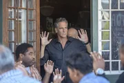 Ist als Geisel in die Hände sprunghafter Diebe geraten: Dwayne Pride (Scott Bakula) ... Ist als Geisel in die Hände sprunghafter Diebe geraten: Dwayne Pride (Scott Bakula) ...