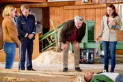 Pathologin Mai (Sina Wilke, r.) informiert die Kommissare Winter (Vanessa Eckart, l.) und Stadler (Dieter Fischer, 2.v.r.) sowie Polizeihauptmeister Mohr (Max M&uuml;ller, 2.v.l.) &uuml;ber die ersten Untersuchungsergebnisse.