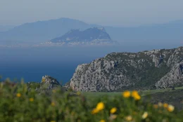 Blick von Marokko aus auf den Gibraltarfels.