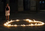 Billie (Muriel Baumeister) gibt ihrem Liebsten ein flammendes Zeichen.