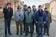 Wo sind die Damen? Alex (Sebastian Fr&auml;sdorf) organisiert ein Speed-Dating f&uuml;r seine Jungs (v. l. n. r.): Rolf (Anton Weber), Fitje (Stefan Lampadius), L&uuml;thi (Juri Raphael Senft), ein befreundeter Fischer (Tom Wald), Ole (David Simon) und ein Fischer (Jens Hartwig).