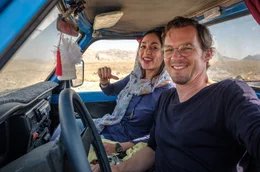 Shirin (Mona Pirzad) zeigt Robert (Felix Klare) die Sch&ouml;nheit ihres Landes.
