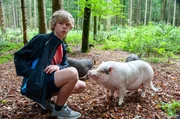 Tim (Noah Böhm) führt seine neuen Freunde im Wald spazieren. Tim (Noah Böhm) führt seine neuen Freunde im Wald spazieren.