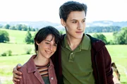 Jan (Guiliano Marieni) und Lea (Laila Padotzke) freuen sich, dass Zwergpony Fridolin ein sch&ouml;nes neues Zuhause hat.