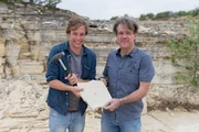 Checker Tobi (li.) mit Paläontologe Oliver Rauhut im Steinbruch von Solnhofen. Checker Tobi (li.) mit Paläontologe Oliver Rauhut im Steinbruch von Solnhofen.