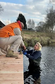Yared und Britta arbeiten flei&szlig;ig am Steg.