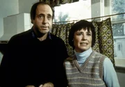 Voller Misstrauen beobachten die Nachbarn das neu eröffnete "Offene Haus". Voller Misstrauen beobachten die Nachbarn das neu eröffnete "Offene Haus".