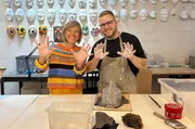 Annette Krause (SWR-Moderatorin, links) in der Werkstatt von Larven-Macher Dorian Weber (rechts); Thema: Basel, per Zug. Annette Krause (SWR-Moderatorin, links) in der Werkstatt von Larven-Macher Dorian Weber (rechts); Thema: Basel, per Zug.