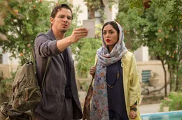 Robert (Felix Klare) und Shirin (Mona Pirzad) erkennen die Wand, auf dem sein Vater Achim in jungen fotografiert wurde, wieder.