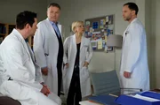 Martin Steins Zustand bereitet den Ärzten ernste Sorgen. Dr. Roland Heilmann (Thomas Rühmann, 2.v.li.) sieht nur eine Möglichkeit, Martins Leben zu retten: Amputation. Dr. Kai Hoffmann (Julian Weigend, re.) sieht noch eine Alternative, er möchte Martin noch einmal operieren und zusätzlich eine hyperbare Sauerstofftherapie in einer Druckkammer durchführen. Doch den Ärzten läuft die Zeit davon. Wenn sie nicht schnell handeln, wird Martin sterben. Roland ist in Sorge und will sich nicht auf den Vorschlag der Druckkammer einlassen, Dr. Brentano (Thomas Koch, li.) interveniert und Dr. Kathrin Globisch (Andrea Kathrin Loewig, 2.v.re.) stellt klar, dass die Entscheidung bei einzig und allein Martin liegt. Martin Steins Zustand bereitet den Ärzten ernste Sorgen. Dr. Roland Heilmann (Thomas Rühmann, 2.v.li.) sieht nur eine Möglichkeit, Martins Leben zu retten: Amputation. Dr. Kai Hoffmann (Julian Weigend, re.) sieht noch eine Alternative, er möchte Martin noch einmal operieren und zusätzlich eine hyperbare Sauerstofftherapie in einer Druckkammer durchführen. Doch den Ärzten läuft die Zeit davon. Wenn sie nicht schnell handeln, wird Martin sterben. Roland ist in Sorge und will sich nicht auf den Vorschlag der Druckkammer einlassen, Dr. Brentano (Thomas Koch, li.) interveniert und Dr. Kathrin Globisch (Andrea Kathrin Loewig, 2.v.re.) stellt klar, dass die Entscheidung bei einzig und allein Martin liegt.