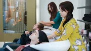 Das Raubein Ole (David Simon) und L&uuml;thi (Juri Raphael Senft) lassen sich im Beauty-Salon herrichten.