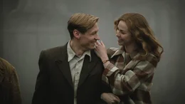 Bert Trautmann (David Kross), Margaret (Freya Mavor)