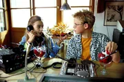 Marie (Maxime Foerste, l.) handelt mit der fachm&auml;nnischen Unterst&uuml;tzung ihres Freundes und Helfers Nick (Paul Louis Pr&ouml;ve, r.) das L&ouml;segeld aus.