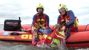 Mit anderen Rettern zieht Janne (rechts) einen "Ertrinkenden" aus dem Wasser. Mit anderen Rettern zieht Janne (rechts) einen "Ertrinkenden" aus dem Wasser.