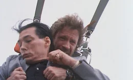 Durch einen Sprung aus dem Flugzeug mit dem Ramon Cota (Billy Drago) eigentlich in die Schweiz fliehen will, kann Scott McCoy (Chuck Norris,r.) den Drogenboss noch in den USA dingfest machen.