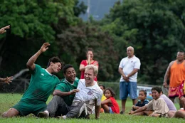 Daru (Beulah Koale, 2.v.l.), Thomas Rongen (Michael Fassbender, m.).