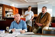 Maximilian Volkert (Sigi Zimmerschied, l.) gibt den Kommissaren Korbinian Hofer (Josef Hannesschläger, re.) und Sven Hansen (Igor Jeftic, m.) Auskunft über den Ermordeten. Maximilian Volkert (Sigi Zimmerschied, l.) gibt den Kommissaren Korbinian Hofer (Josef Hannesschläger, re.) und Sven Hansen (Igor Jeftic, m.) Auskunft über den Ermordeten.