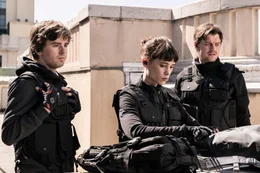 Freddie Highmore (Thom), Astrid Berg&egrave;s-Frisbey (Lorraine), Sam Riley (James).