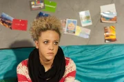 Micki (Joy Lee Juana Abiola-M&uuml;ller) versucht ihre Angst, Tobias mit HIV angesteckt zu haben, beiseite zu schieben und optimistisch zu sein.