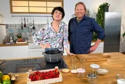 Endlich wieder Erdbeersaison. Welche Leckereien man mit wenigen Handgriffen aus Erdbeeren zaubern kann, zeigen Theresa Knipschild (l.) und Bj&ouml;rn Freitag (r.).