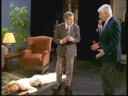 Darren (Regis Philbin, M.) hat bei einer Livesendung seine Partnerin Mary (Kathie Lee Gifford, l.) erschossen. Mark (Dick Van Dyke, r.) versucht, Darren zu &uuml;berreden, ihm seine Pistole zu geben.