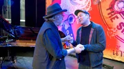 Der Musiker Thees Uhlmann (r) und Wolfgang Niedecken sch&auml;tzen sich gegenseitig und standen &ouml;fters schon gemeinsam auf der B&uuml;hne.
