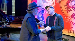 Der Musiker Thees Uhlmann (r) und Wolfgang Niedecken sch&auml;tzen sich gegenseitig und standen &ouml;fters schon gemeinsam auf der B&uuml;hne.
