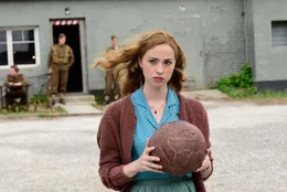 Margaret (Freya Mavor)