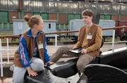 Timo (Filip Januchowski, r.) ist heimlich in Neele (Helena Sattler, l.) verliebt, die ein Volontariat auf dem Museumsschiff macht. Timo (Filip Januchowski, r.) ist heimlich in Neele (Helena Sattler, l.) verliebt, die ein Volontariat auf dem Museumsschiff macht.